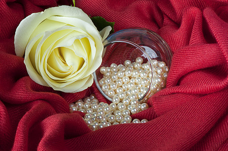 彩色背景织物上的珍珠石头首饰牡蛎白色女士宝石婚礼礼物珠宝玫瑰图片