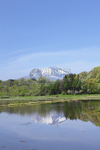 伊瓦特山和牧区景观农场蓝色田园天空国家场地绿色村庄蓝天图片