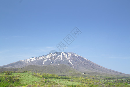 伊瓦特山和蓝天草地草原太阳绿色季节蓝色天空场地阳光图片