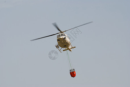 飞行中的消防员直升机图片