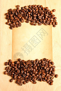 含旧纸的咖啡豆 用于木制背景注释图片
