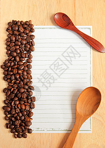 咖啡豆和勺子及纸纸在木背面纸上作笔记餐厅艺术食谱备忘录墙纸菜单咖啡店咖啡酒吧粮食图片