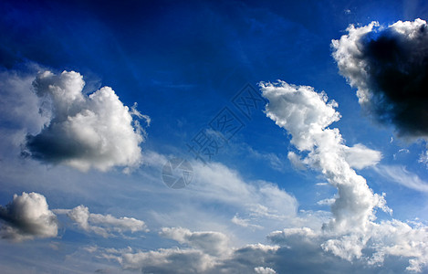 美丽的蓝天空上的蓝色白云图片