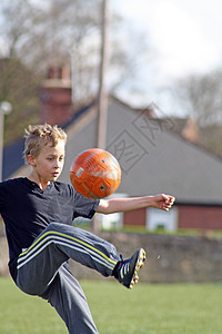 参加足球比赛的少年男孩团队青年公园植物运动游戏男性跑步男生竞赛图片