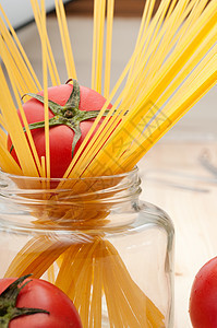 新鲜番茄和意大利面粉面条午餐食谱食物蔬菜木头餐厅美食营养饮食图片