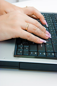 妇女手放在笔记本电脑键盘上女性网络工作商业电子产品工人桌面手指职场办公室图片