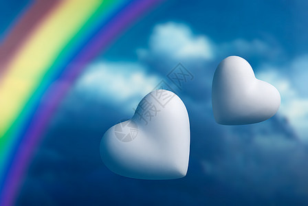 两颗心和彩虹 与蓝天相对图片