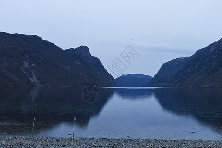 在北纬的fjord 上方的夜视银行乌云爬坡海浪海岸海岸线水平农村多云海洋图片