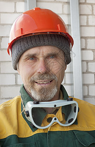 戴防护头盔的老年工人男性戏服成人活动索具服饰衣服瓦工服装建设者图片