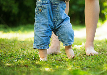 最初步骤帮助女儿育儿牛仔裤高度父母脚步女士家庭赤脚图片