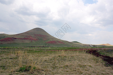 山丘的夏月风景荒野太阳土地城市环境森林场地阳光山脉天空图片