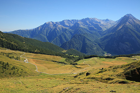 意大利北部的山谷之间有峡谷图片