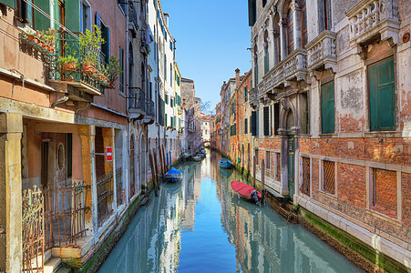 在意大利威尼斯的古迹间 狭小的运河图片