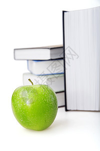 明亮绿苹果和背景书籍Name图片