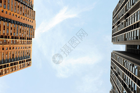 公寓楼建造建筑蓝色城市窗户阳台玻璃摩天大楼财产建筑学图片