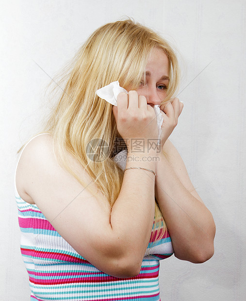 带着手帕的金发美女喷嚏鼻子枯槁女性过敏疾病花粉流感组织咳嗽图片