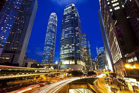 夜间城市交通景观建筑地标沥青商业速度旅行运输建筑学蓝色图片