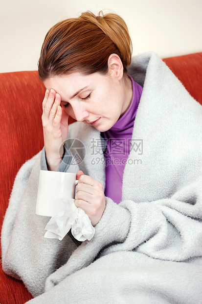 有病的女人 手里拿着一杯茶肺炎传染性成人感染女士疾病药品杯子暴发组织图片