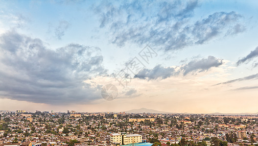 对亚的斯亚贝巴的空中观察建筑学建筑城市屋顶场景旅游老房子景观街道首都图片