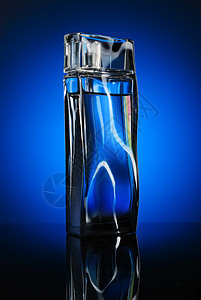设计师的一瓶人香水瓶 在蓝面包上反射图片