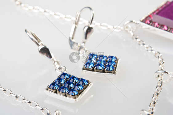 白种背景下带着钻石的行窃耳环饰品宝藏礼物展示奢华珠宝宝石美丽蓝色图片