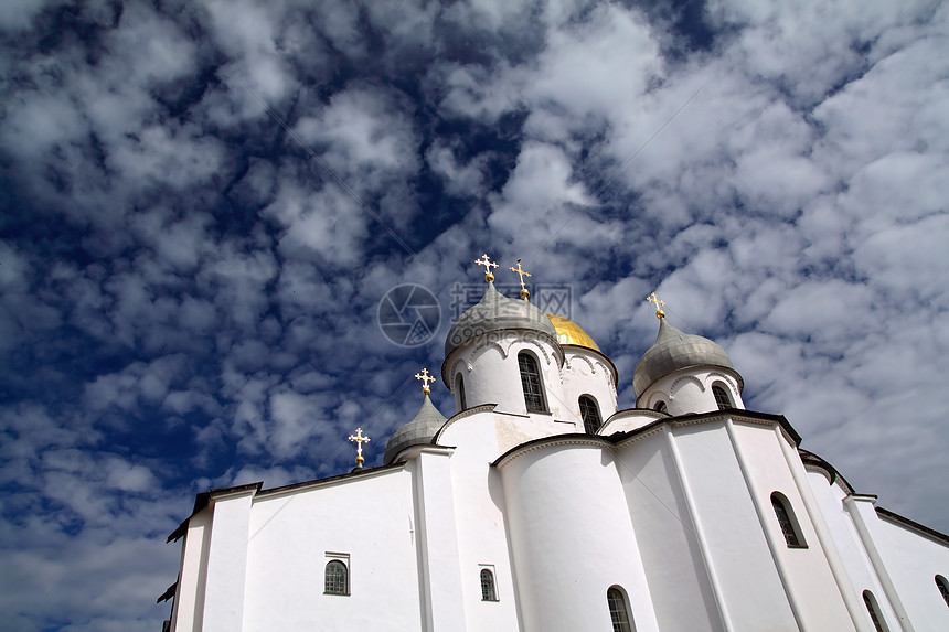 基督教正统教会在阴云背景上假期风格蓝色纪念碑圆顶旅游天炉宗教天空旅行图片