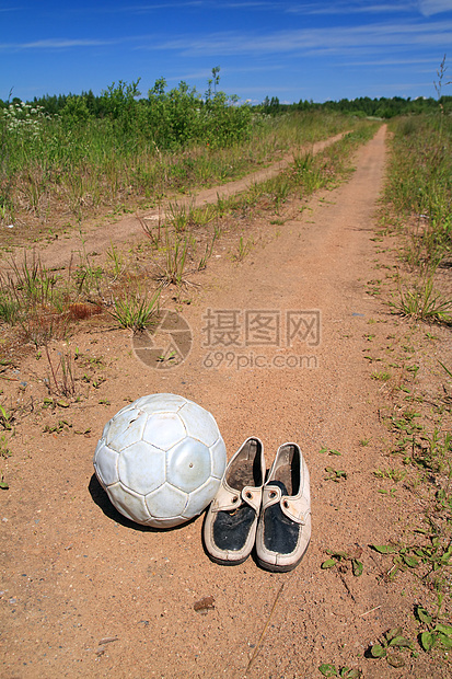 农村公路上的破鞋垃圾愿望团队场地团结袜子衣服力量运动游戏图片