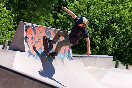 Skater 骑着滑坡车图片