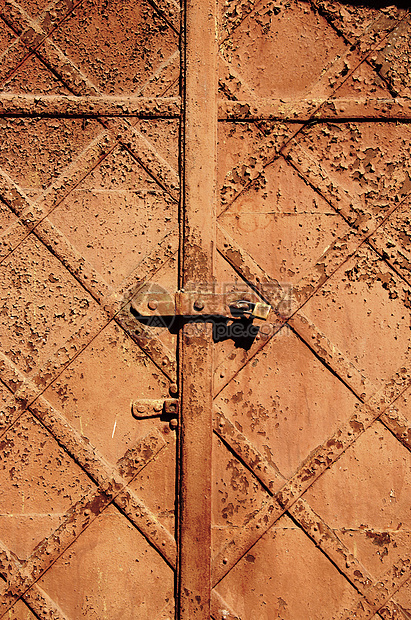 古老的锈制钢门背景图片