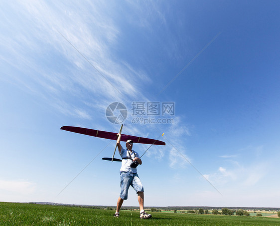 人射入天空 飞翔滑翔空气翅膀飞行员场地航空螺旋桨航班飞机控制高度图片