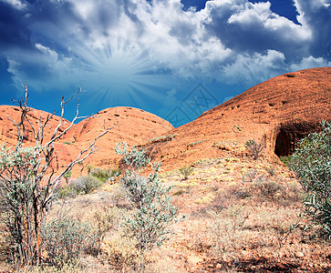 澳大利亚在北部地区的澳洲外背后地貌景观国家假期爬坡旅游晴天地球领土游客橙子岩石图片