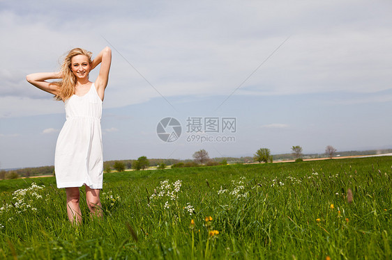 夏天在户外快乐的美丽金发美女成人场地公园蓝色天空幸福背景女士晴天女性图片