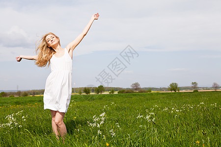 夏天在户外快乐的美丽金发美女天空公园季节女性场地晴天阳光成人蓝色幸福图片