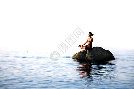 海上瑜伽福利天空生活方式运动拉伸禅意女士沉思场景岩石图片