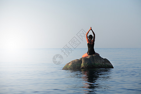 海上瑜伽场景石头禅意女士沉思生活方式岩石福利日落拉伸图片