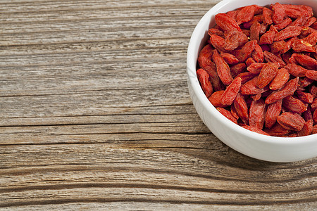 草莓果红色枸杞木头白色颗粒状陶瓷药物制品水果浆果图片