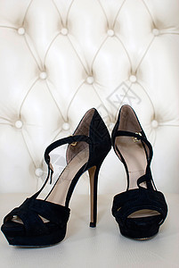 时尚鞋爬坡沙发皮革女性鞋类黑色丘陵背景图片
