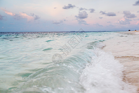 日落在海中海浪金子反射季节海岸线阳光热带场景天空地平线图片