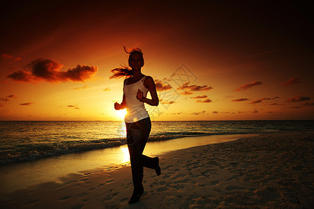 妇女逃亡练习支撑闲暇赛跑者自由女性海洋速度日落跑步图片