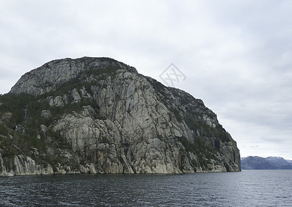 诺威海岸陡峭的岩石海洋乡村风景多云海岸线峡湾农村乌云天空爬坡图片