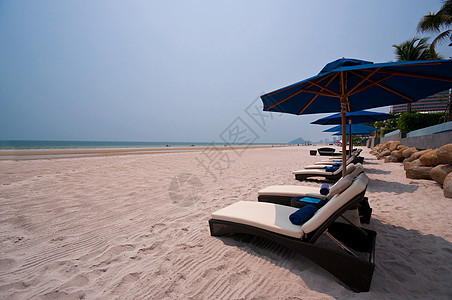 泰国华兴海滩的沙椅天气金子假期太阳季节阳光蓝色旅行天空日落图片