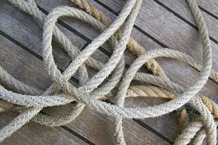 甲板上的绳索海洋航海条纹索具血管水平白色灰色编织电缆图片
