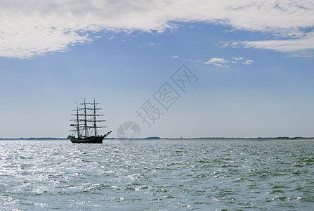 海上高架船航程风帆三桅海军蓝色旅行巡航海洋天空导航图片