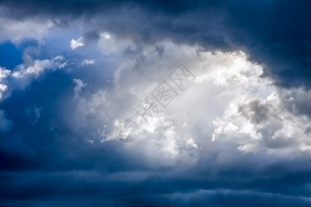 暴风的天空天堂地平线气候雷雨风暴场景阳光气氛天气气象图片