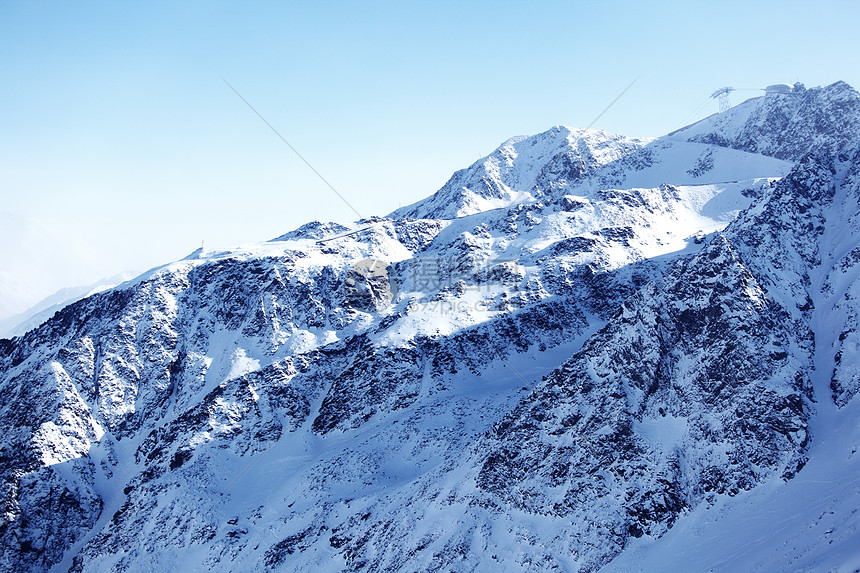 平面顶部暴风雪季节爬坡天空旅游高山运动旅行太阳岩石图片