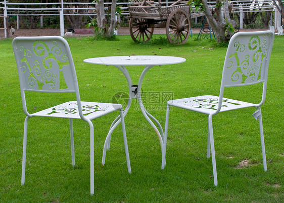 草坪中的白桌和椅子天空公园花园休息座位材料白色后院草地放松图片