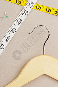 衣架和测量磁带外套精品贮存衣柜零售商品木头裁缝金属棕色图片