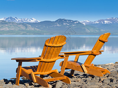 俯瞰拉贝格湖的木制甲板椅石头领土娱乐旅行座位阳光假期躺椅反射观光图片