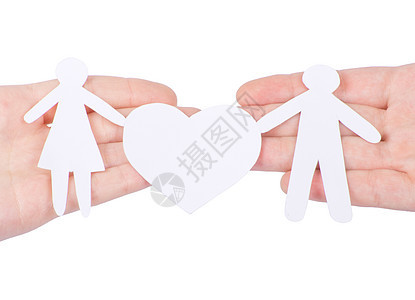 纸子家庭与一个大胡桃密室手握在一起 孤立在白色上丈夫夫妻母亲童年女孩婴儿男人雕刻女士孩子图片