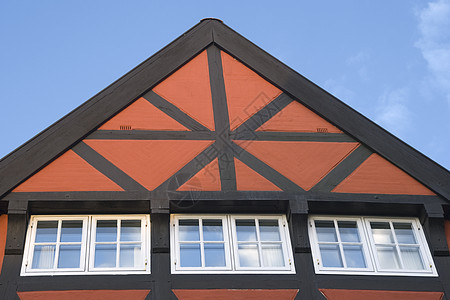 一座巴伐利亚人的房屋的屋顶住宅晴天建筑蓝色窗户黑色小屋红色建筑学天窗背景图片